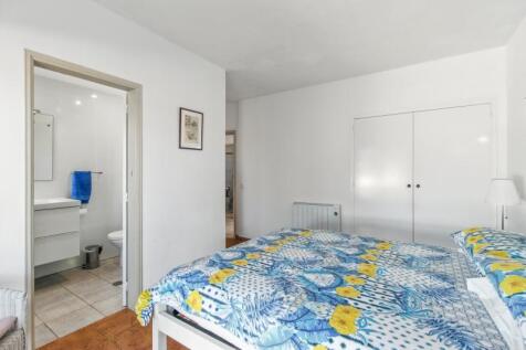 19 BEDROOM.jpg