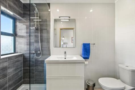 20 BATHROOM.jpg