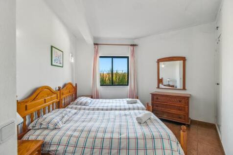 21 BEDROOM.jpg