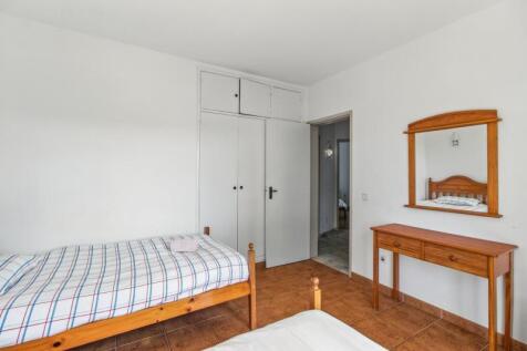 25 BEDROOM.jpg