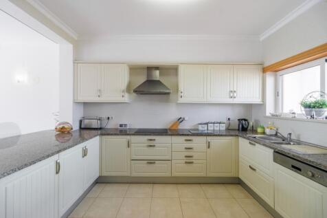 10 KITCHEN (1).jpg