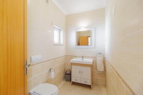 15 BATHROOM.jpg