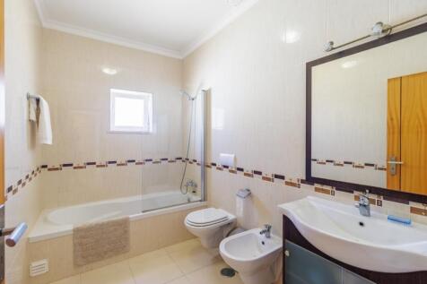 18 BATHROOM.jpg