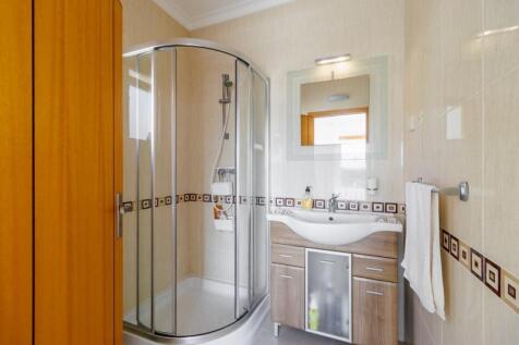 26 BATHROOM (1).jpg