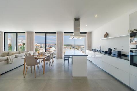 11 KITCHEN.jpg