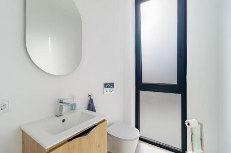 14 BATHROOM.jpg