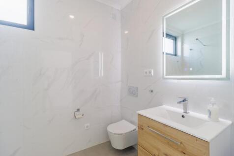 26 BATHROOM.jpg