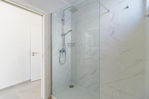 27 BATHROOM.jpg