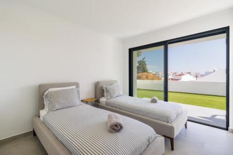 28 BEDROOM.jpg
