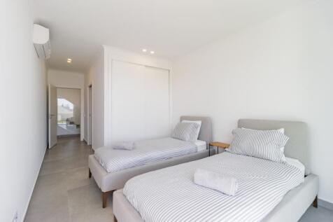 29 BEDROOM.jpg