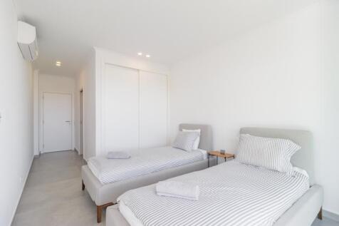 33 BEDROOM.jpg