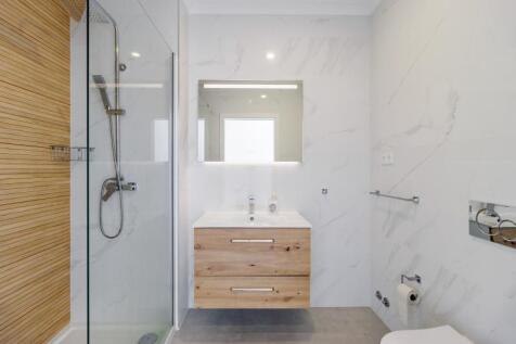 34 BATHROOM.jpg