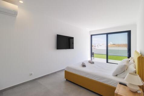 40 MASTER BEDROOM.jpg