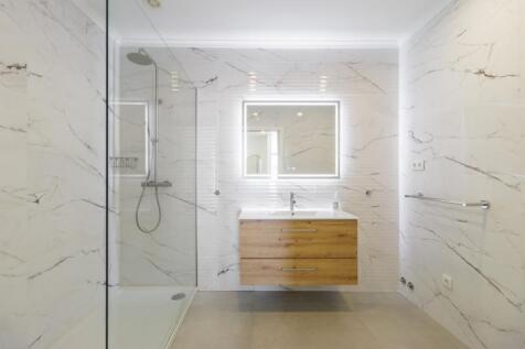 44 BATHROOM.jpg