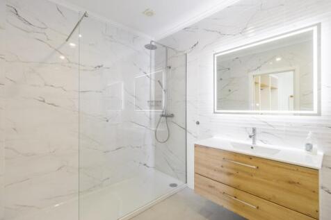 45 BATHROOM.jpg