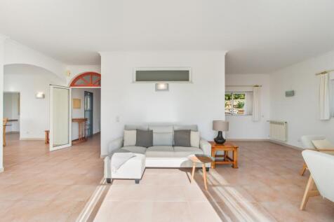 2 LIVING ROOM.jpg