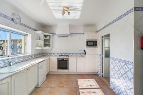 16 KITCHEN.jpg