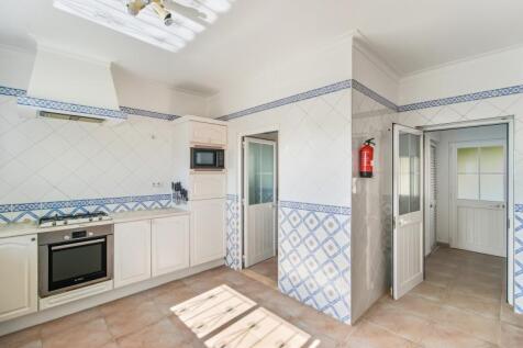 18 KITCHEN.jpg