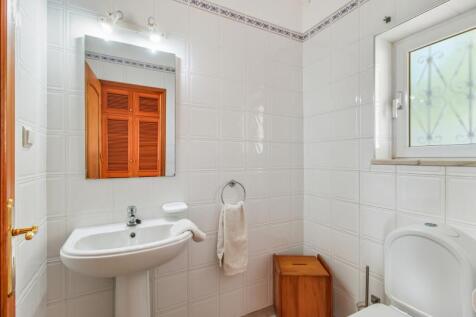 23 BATHROOM.jpg