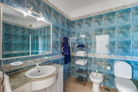 31 BATHROOM.jpg