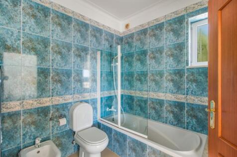 32 BATHROOM.jpg