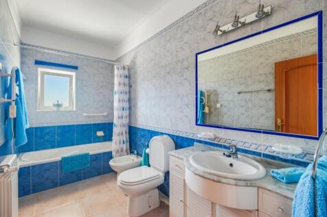 39 BATHROOM.jpg
