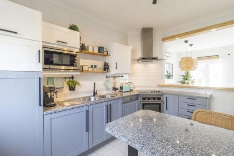 Kitchen (Large).jpg