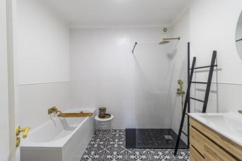 Master Bathroom (Large).jpg