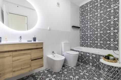 Bathroom (Large).jpg