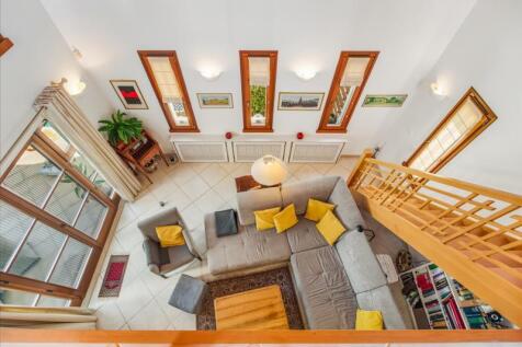 16 LIVING ROOM.jpg