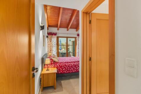 25 BEDROOM.jpg