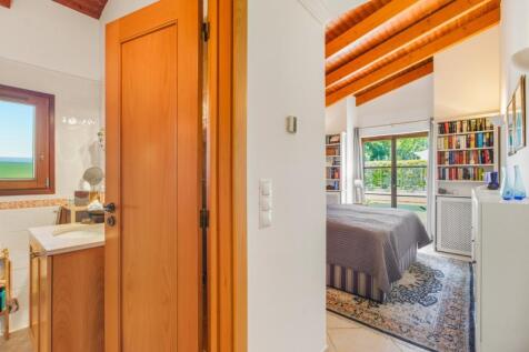 32 BEDROOM.jpg