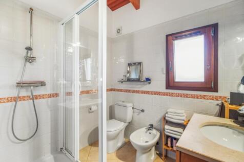 37 BATHROOM.jpg