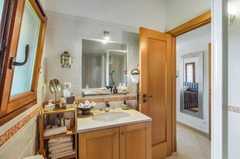 38 BATHROOM.jpg