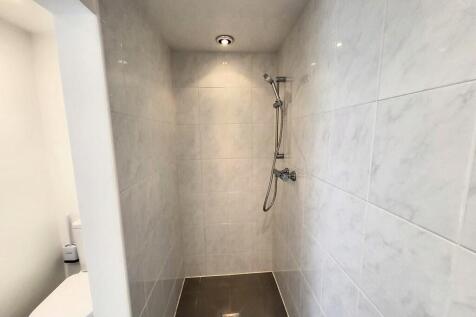 En suite wet room...