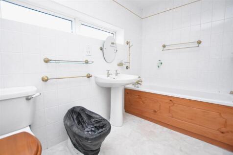 Family Bathroom I.JPG