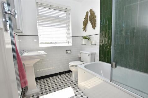 Family Bathroom.JPG