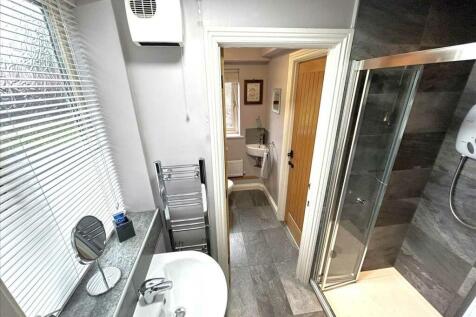 EN-SUITE SHOWER ROOM