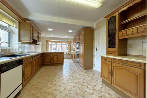 BREAKFASTING KITCHEN