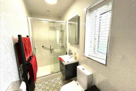 EN-SUITE SHOWER ROOM