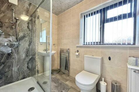 EN-SUITE SHOWER ROOM