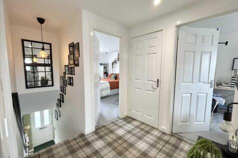FIRST FLOOR LANDING