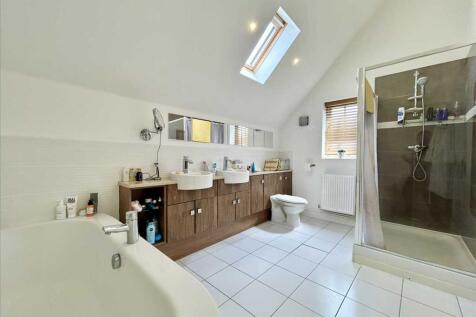 EN-SUITE BATHROOM