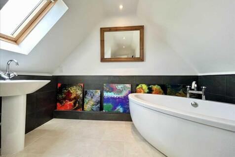 EN-SUITE BATHROOM