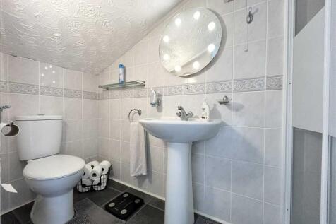 EN-SUITE SHOWER ROOM