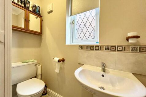EN-SUITE SHOWER ROOM
