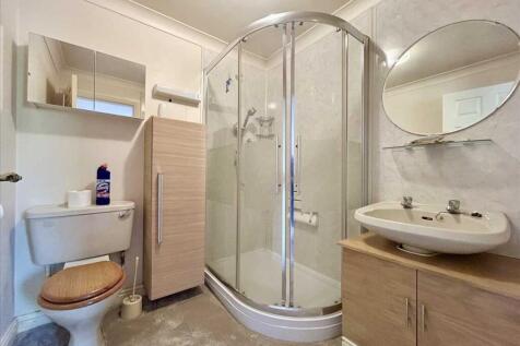 EN-SUITE SHOWER ROOM