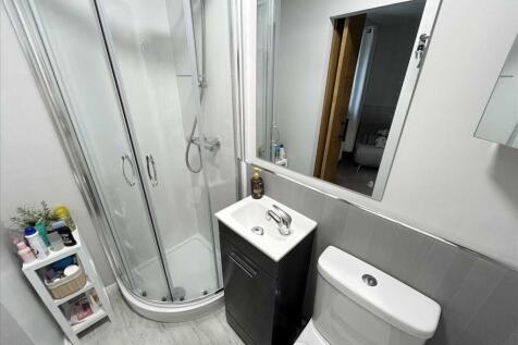 EN-SUITE SHOWER ROOM