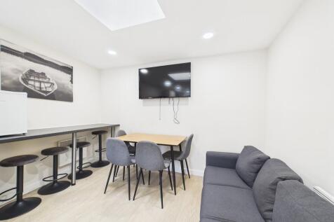 Kitchen / Lounge
