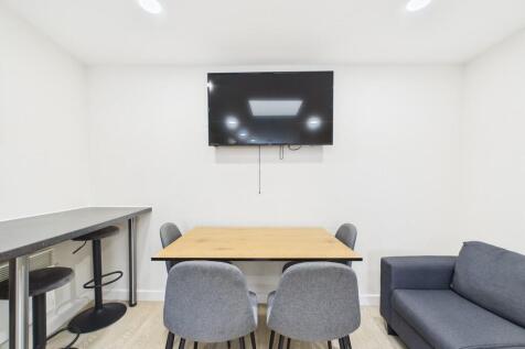 Kitchen / Lounge